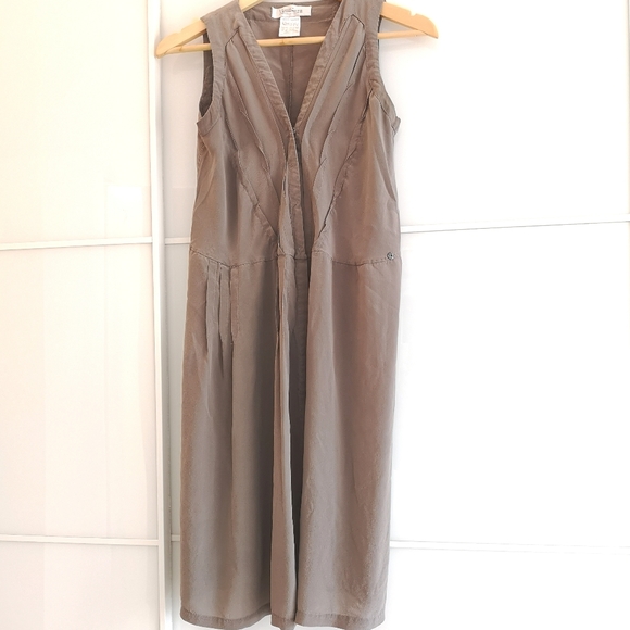 MAXMARA taupe gray sleeveless button down shirt